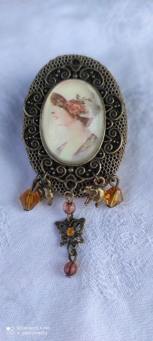 Продам старинную брошь.