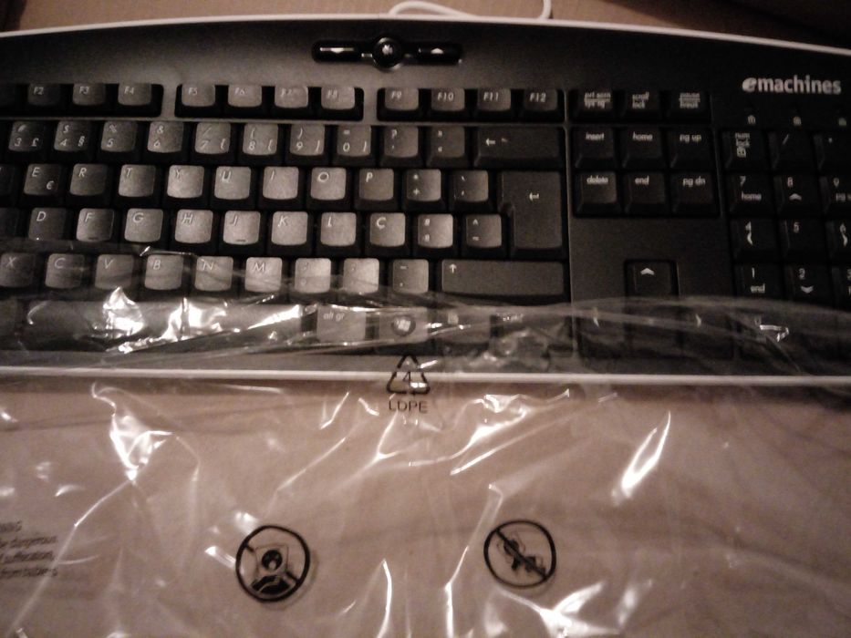 Teclado Novo "eMachines"  by Mirosoft, com embalagem.