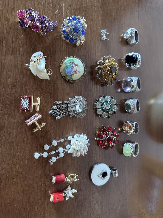 Срібні перстні, кулон, сережки і брошки.