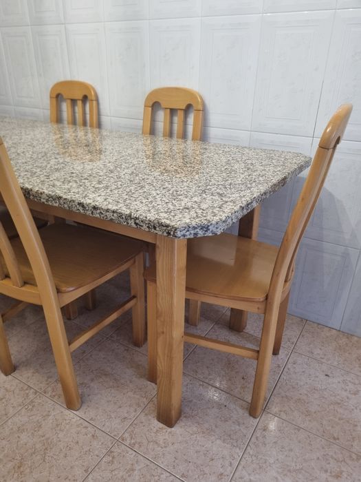 Mesa de jantar de madeira e granito com 6 bancos
