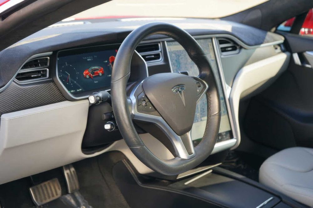 Tesla Model S P85D      2015