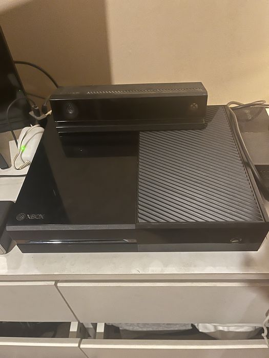 Xbox one 500 gb bez kinect i pada