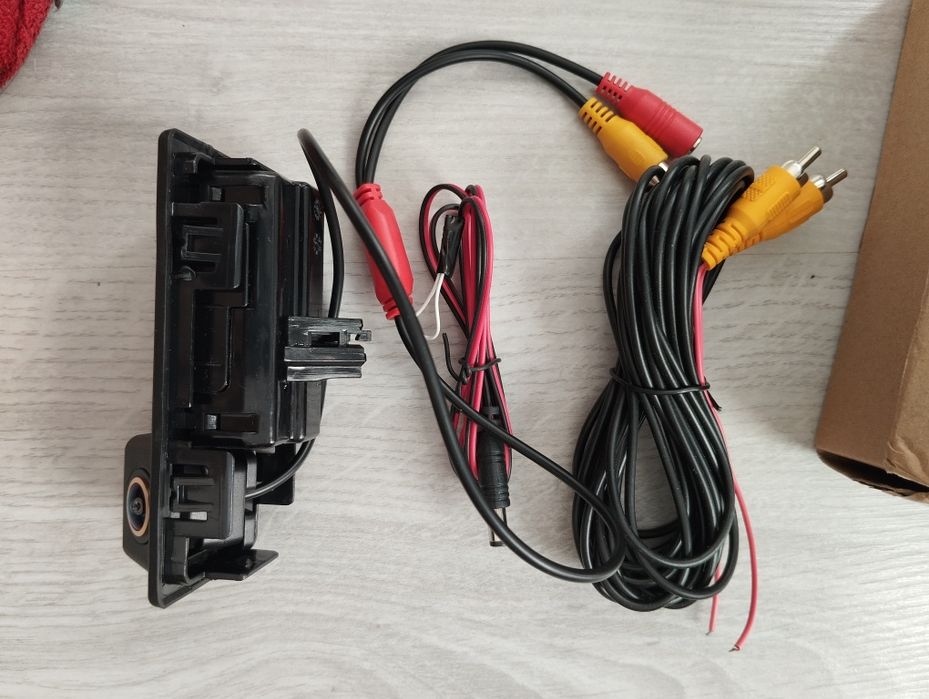 Kamera cofania do samochodu wraz z okablowaniem.