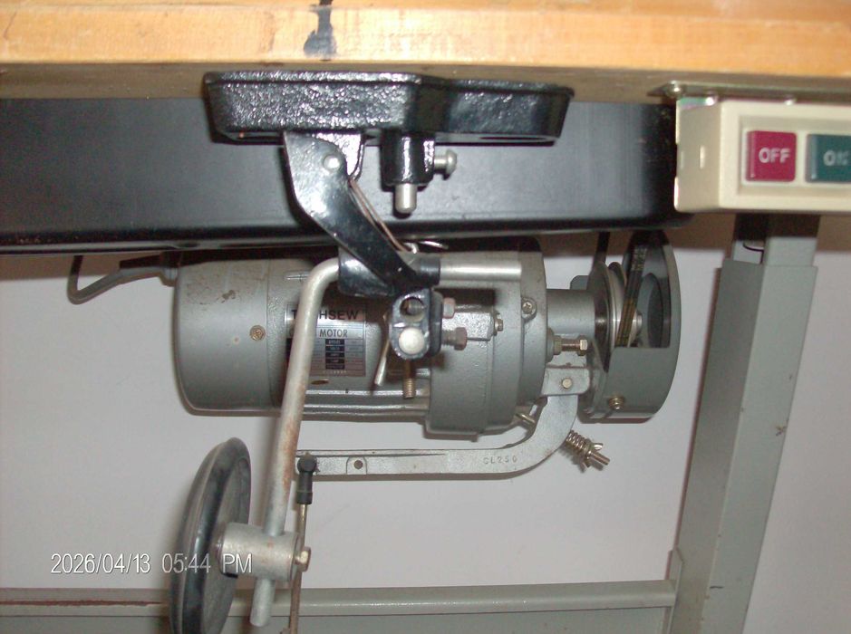 Maquina de costura marca global elétrica triplo arrasto