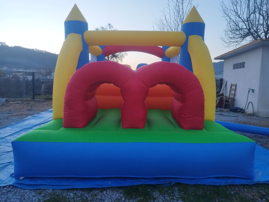 Insuflável pista de obstáculos