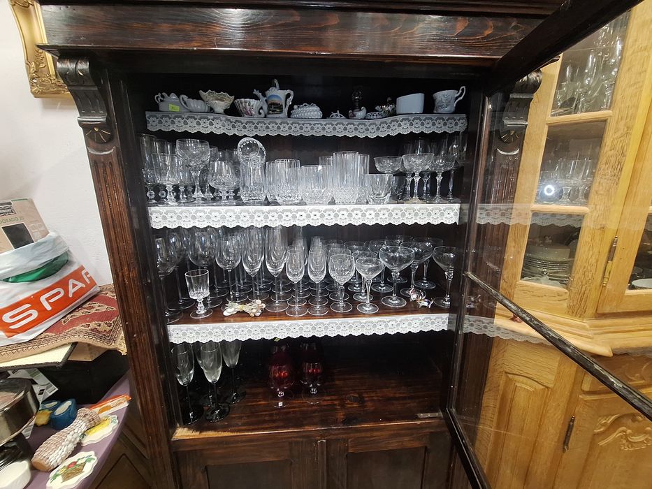Stary,  drewniany  kredens w stylu biedermeier