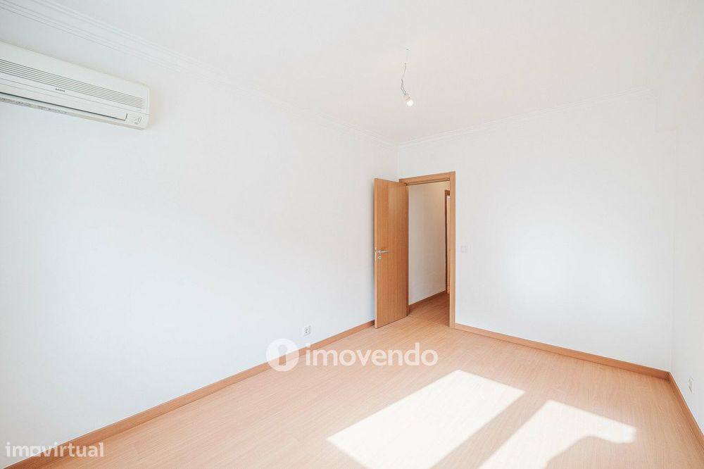 Apartamento T3, com terraço e arrecadação, em Mem Martins