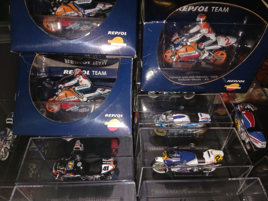 Motas em miniatura no acrilico