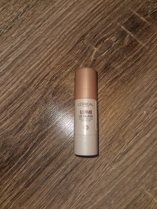 Rozświetlacz kremowy loreal lumi le glass