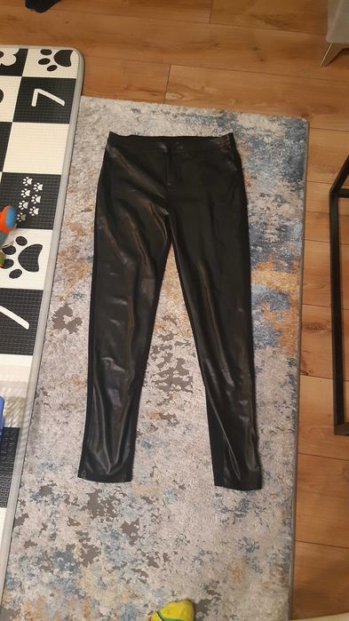 Spodnie esmara czarne z połyskiem rozmiar 42