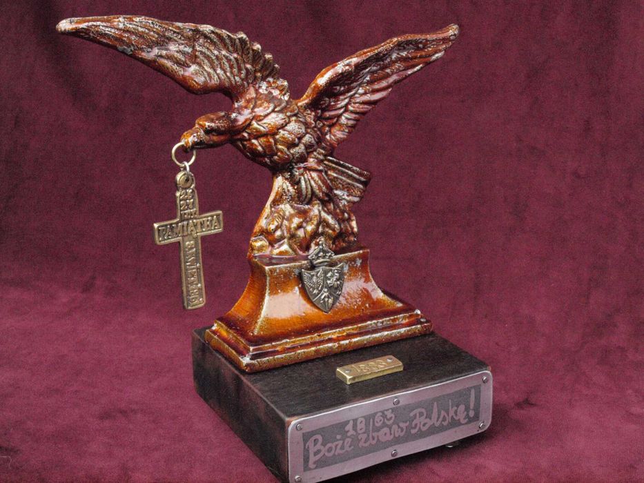 Statuetka Powstanie Styczniowe 1863, z orłem i krzyżem powstańczym