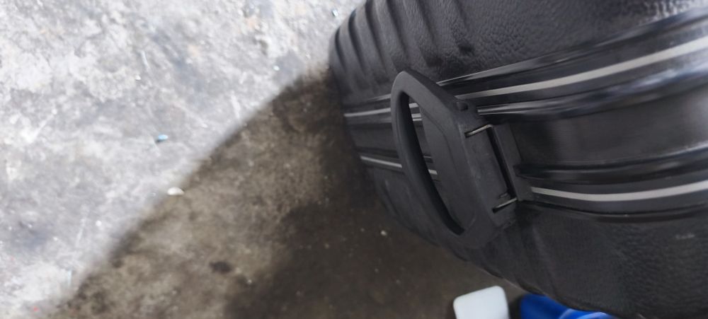 Mala de viagem em plástico com rodas