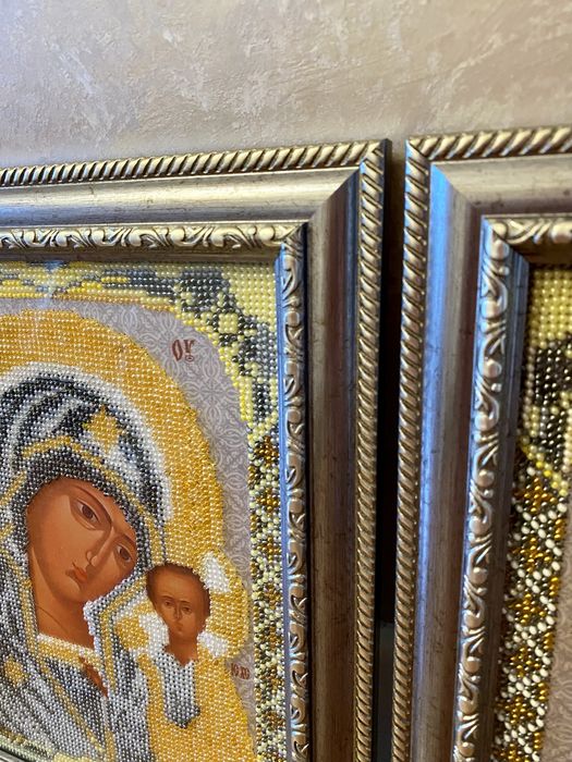 Весільна вінчальна пара, іконки вишиті бісером.