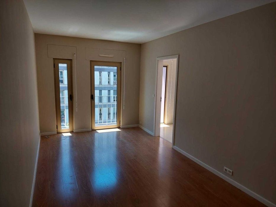 Aluga-se apartamento T1 junto à Avenida das Forças Armadas em Lisboa
