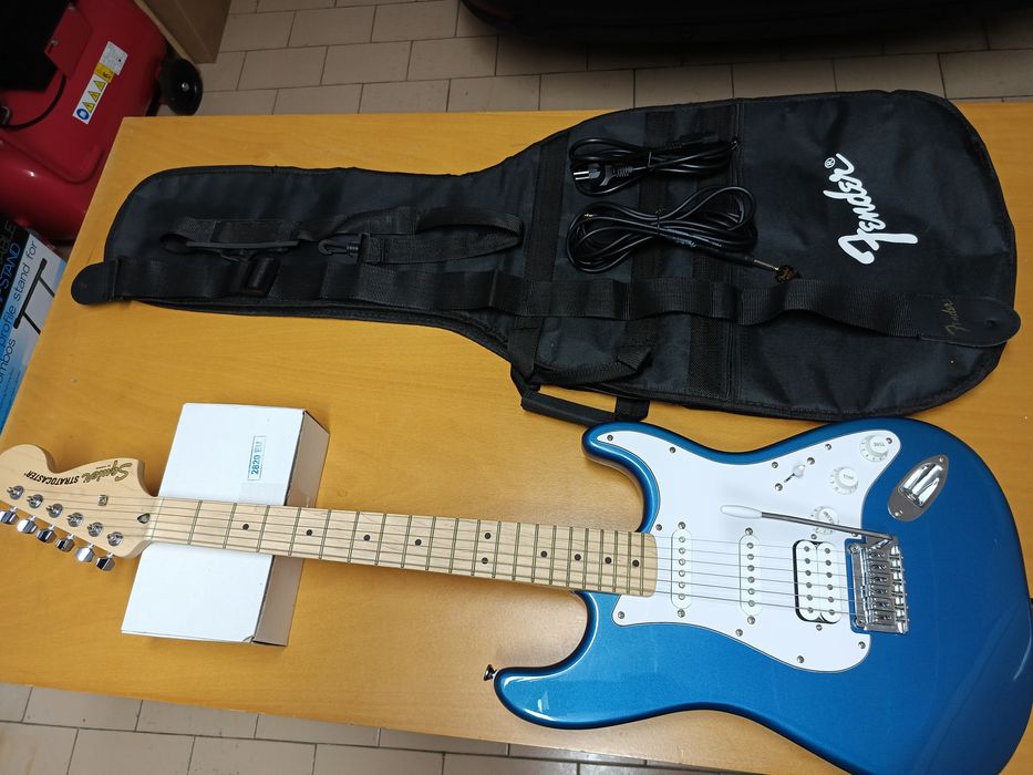 Guitarra Squier Affinity + amp + gig bag