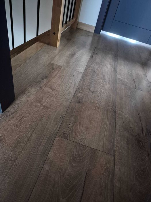 Montaż, układanie paneli podłogowych