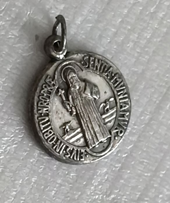 Św. Benedykt ,  medalik religijny z ochroną przed złem 1944 rok .