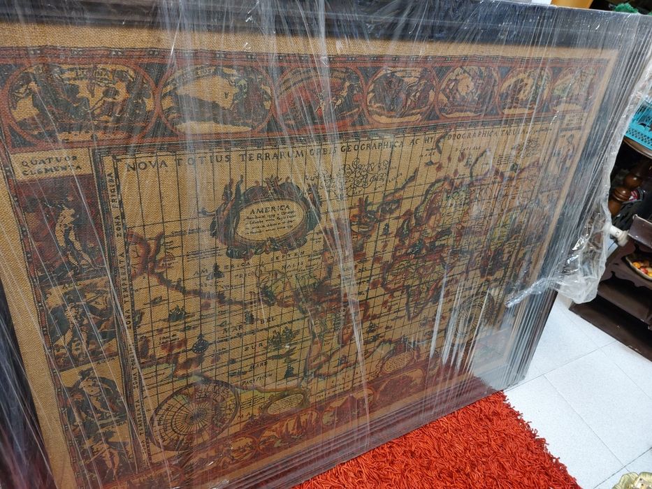 Grande quadro representando o mapa mundo, em serapilheira  

1,40