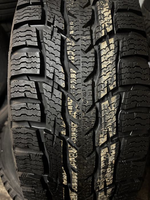 Komplet nowym opon zimowych 215/60/17C Nokian