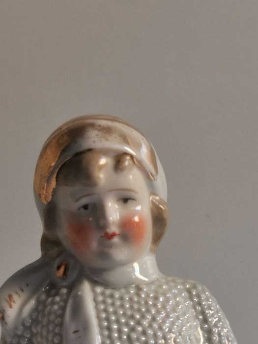 Chłopiec z porcelany na łyżwach. Antyk