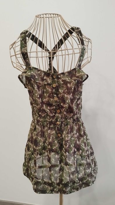 Top com botões à frente e cruzado atrás