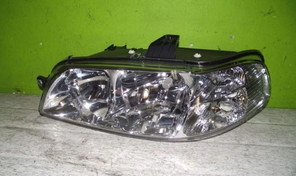 Farol Esquerdo Fiat Strada - 2001 / 2005 - F1079