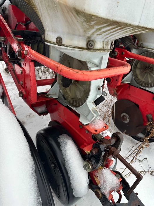 Продається сівалка пневматична Massey Ferguson 555 6