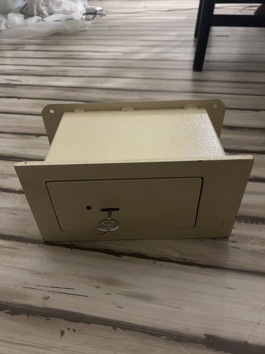 Сейф с возможностью монтажа в стену