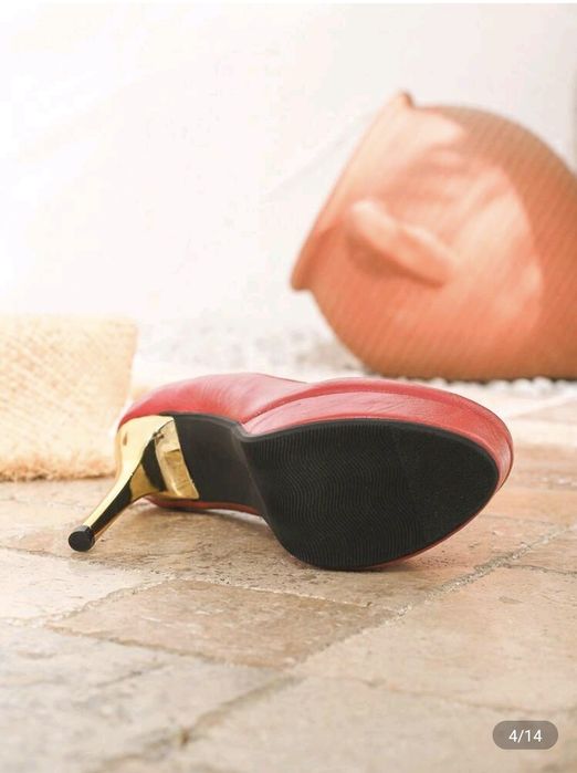 Salto alto agulha dourado