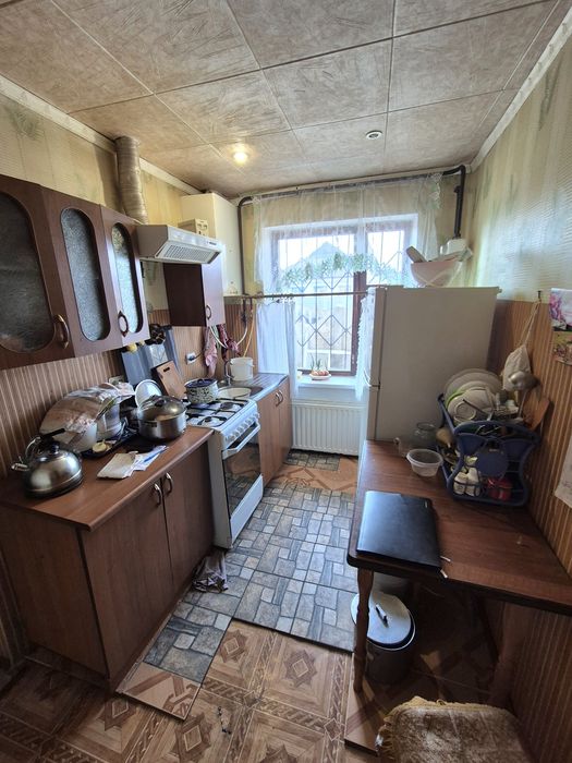 Продам пів будинку район 1 школи