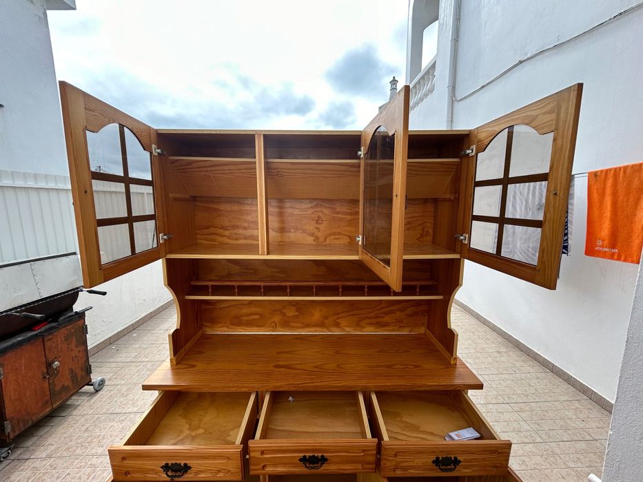 Cristaleira / Aparador em madeira maciça – bom estado