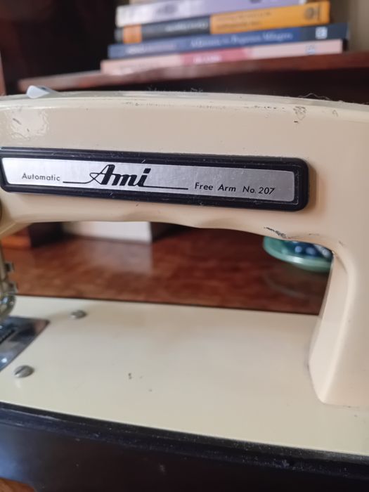 Máquina de costura vintage AMI