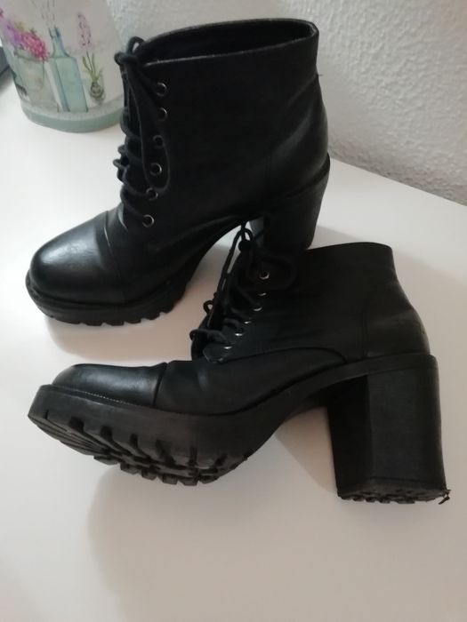 Botas pretas salto alto