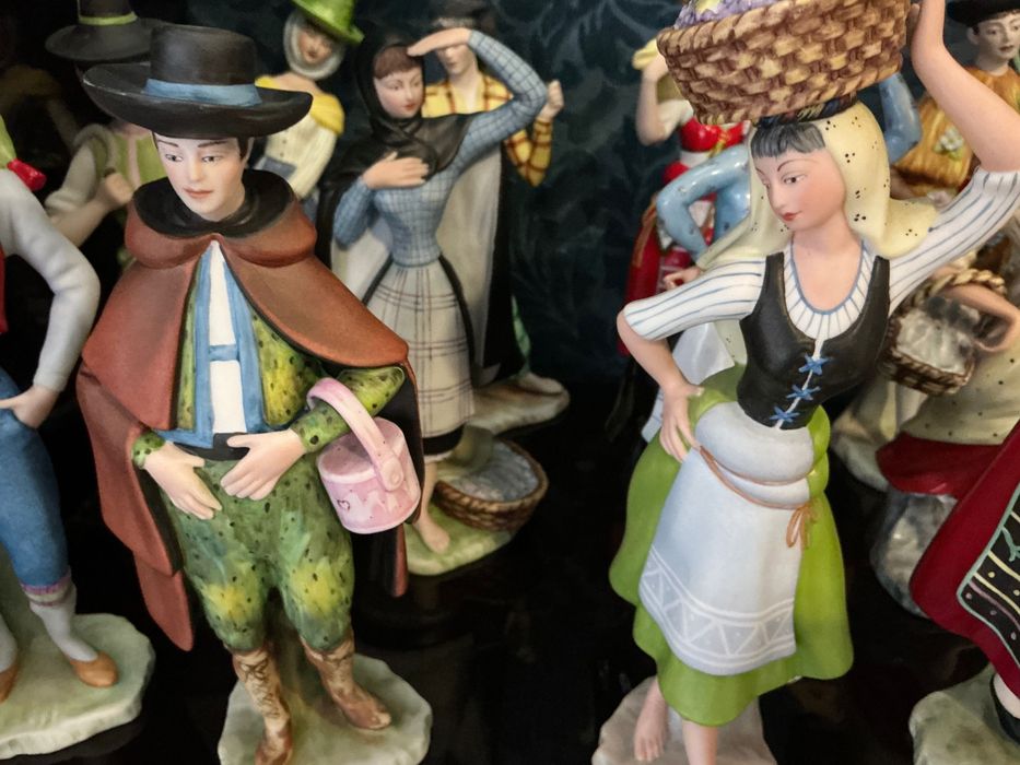 Trajes de Portugal coleção completa 13 peças porcelana pintura manual ,anúncios abaixo