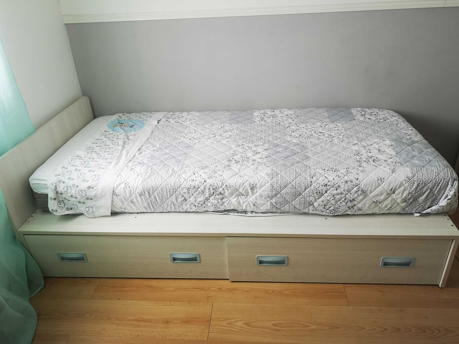 Vendo cama com 2 gavetões