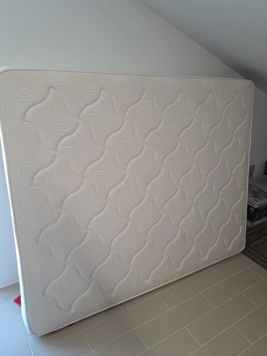 Colchão 200x150 cm + estrado de metal