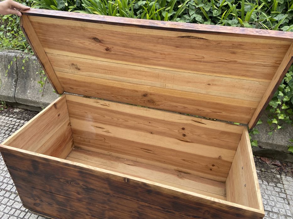 Arca de madeira com duas rodas