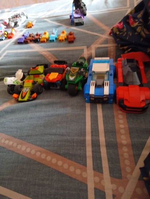 Продам фігурки лего