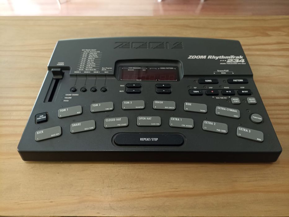 ZOOM RythmTrak 234 - Caixa de Ritmos / Drum Machine