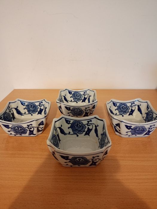 Chiny. Cztery stare, ręcznie malowane, porcelanowe miseczki.
