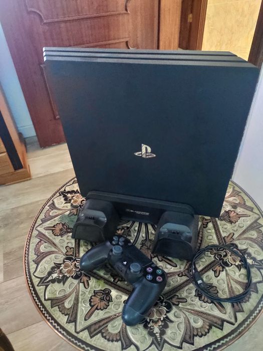 Consola PS4 Pro 1TB + comando + suporte