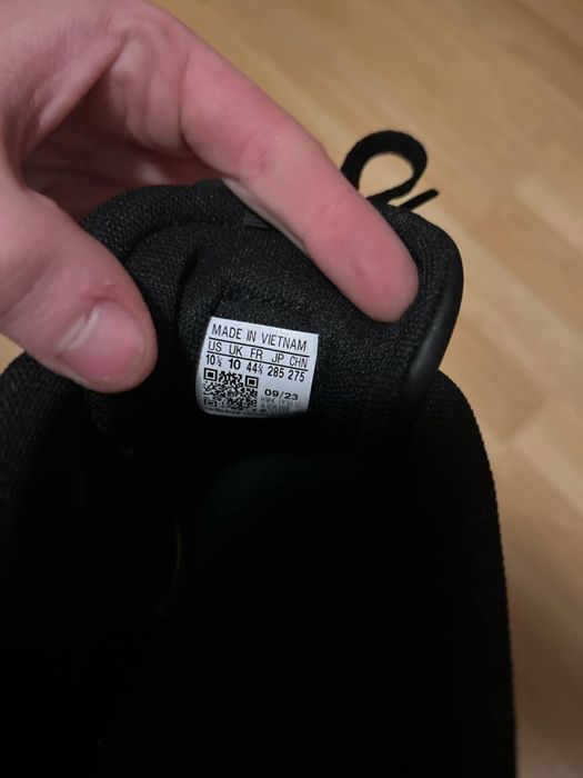 нові кросівки adidas