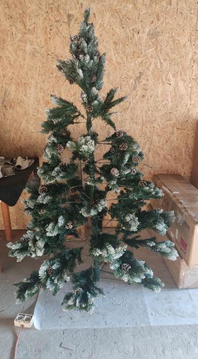 Yorbay Sztuczna Choinka z Żelazną Podstawką 120 cm
Ostatnie zdjęcie po