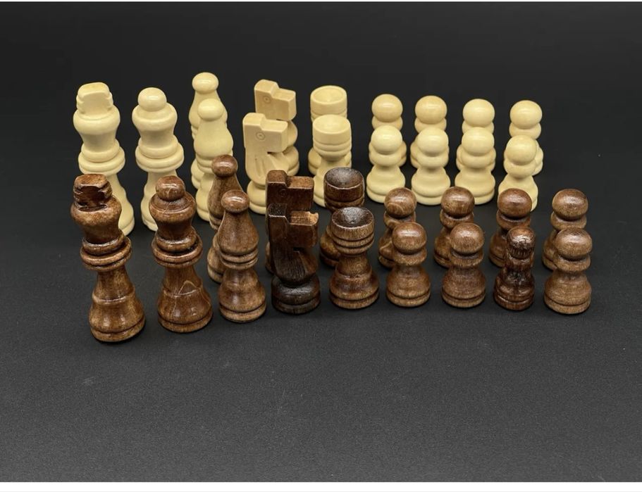 Комплект шахових фігур із дерева