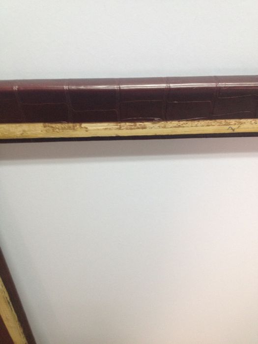 Moldura em pele em bom estado