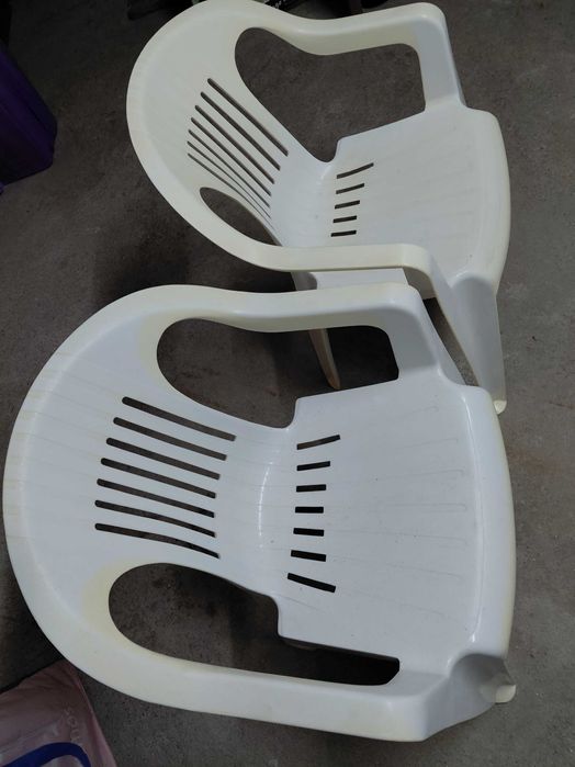 Conjunto de 4 cadeiras plasticas