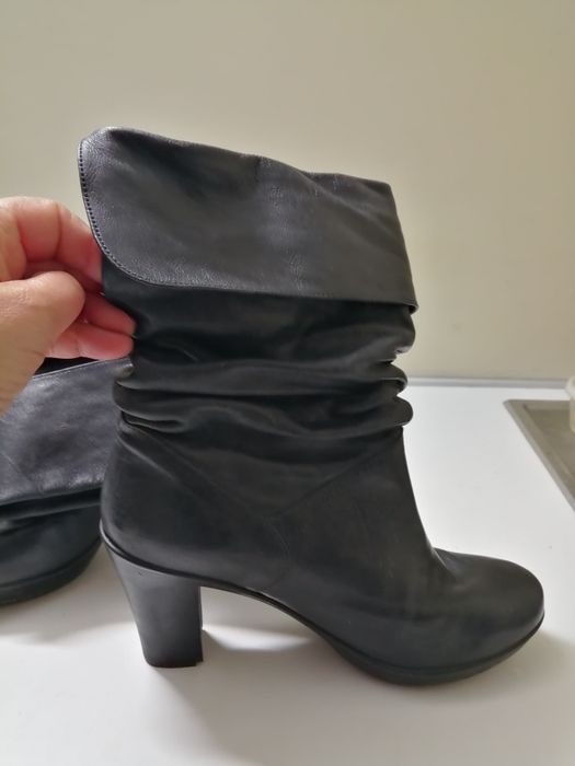 Botas em pele azul marinho