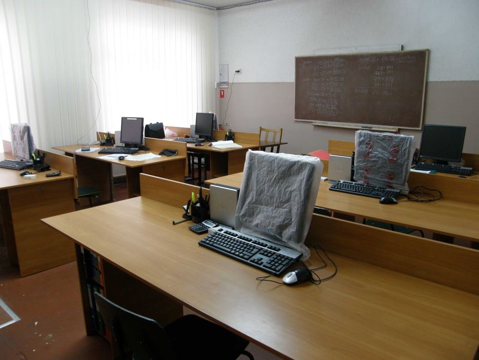 Компьютерный класс на 18 учебных (рабочих) мест