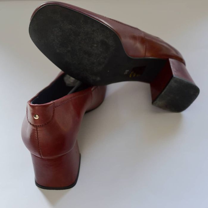 Sapatos cor de vinho