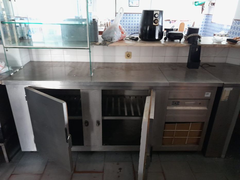 Balcão de frio e escaparates.